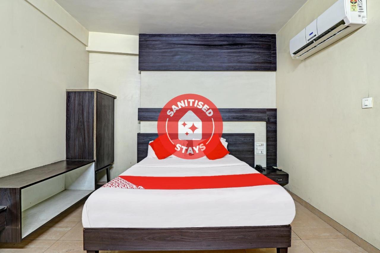 Oyo 82461 Hotel Darshan Banquet And Rooms Surat Ngoại thất bức ảnh