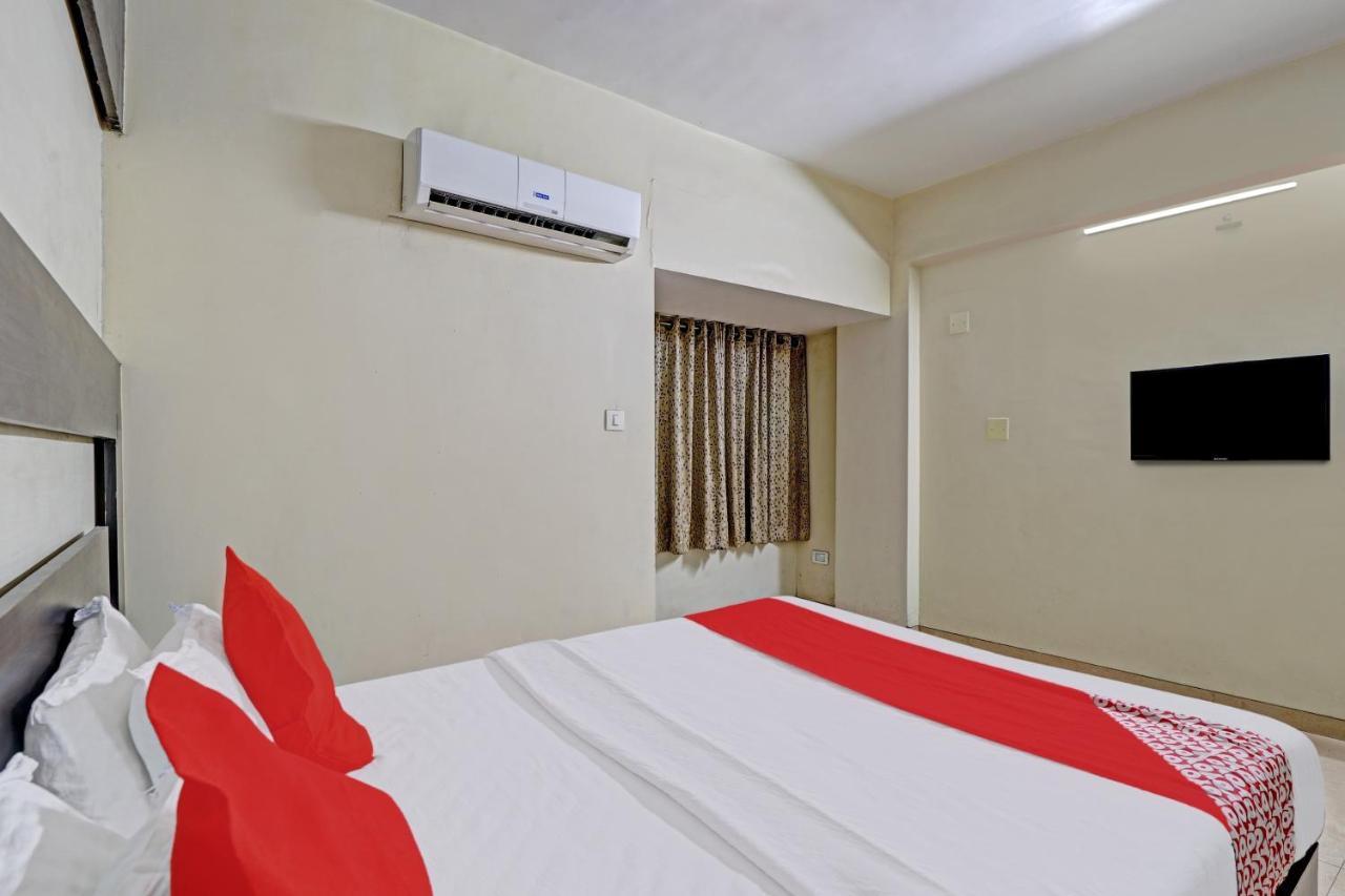 Oyo 82461 Hotel Darshan Banquet And Rooms Surat Ngoại thất bức ảnh